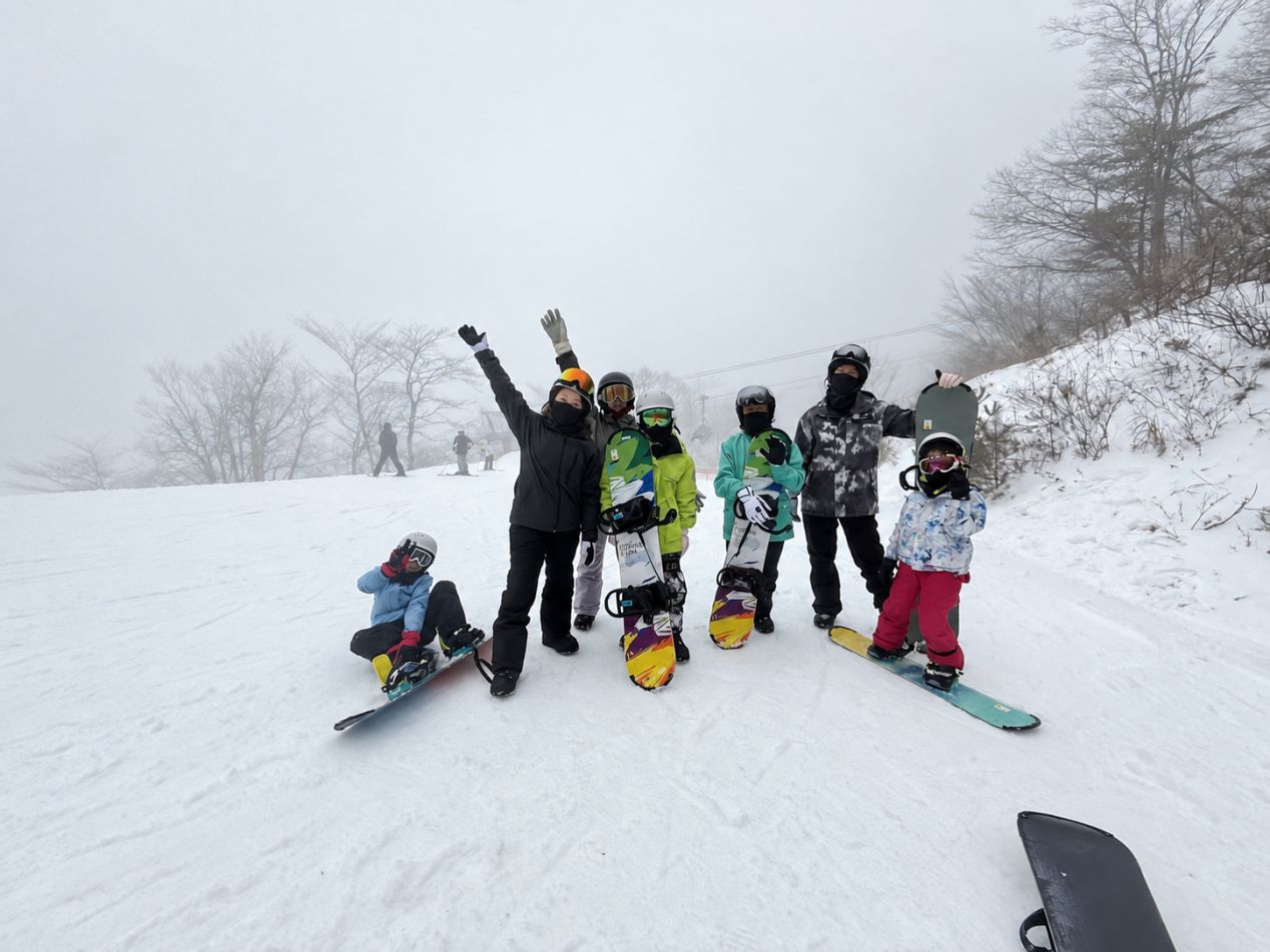 霧中雪道上的學員
