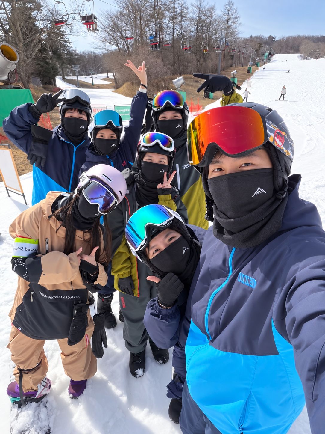 學員在雪道上自拍